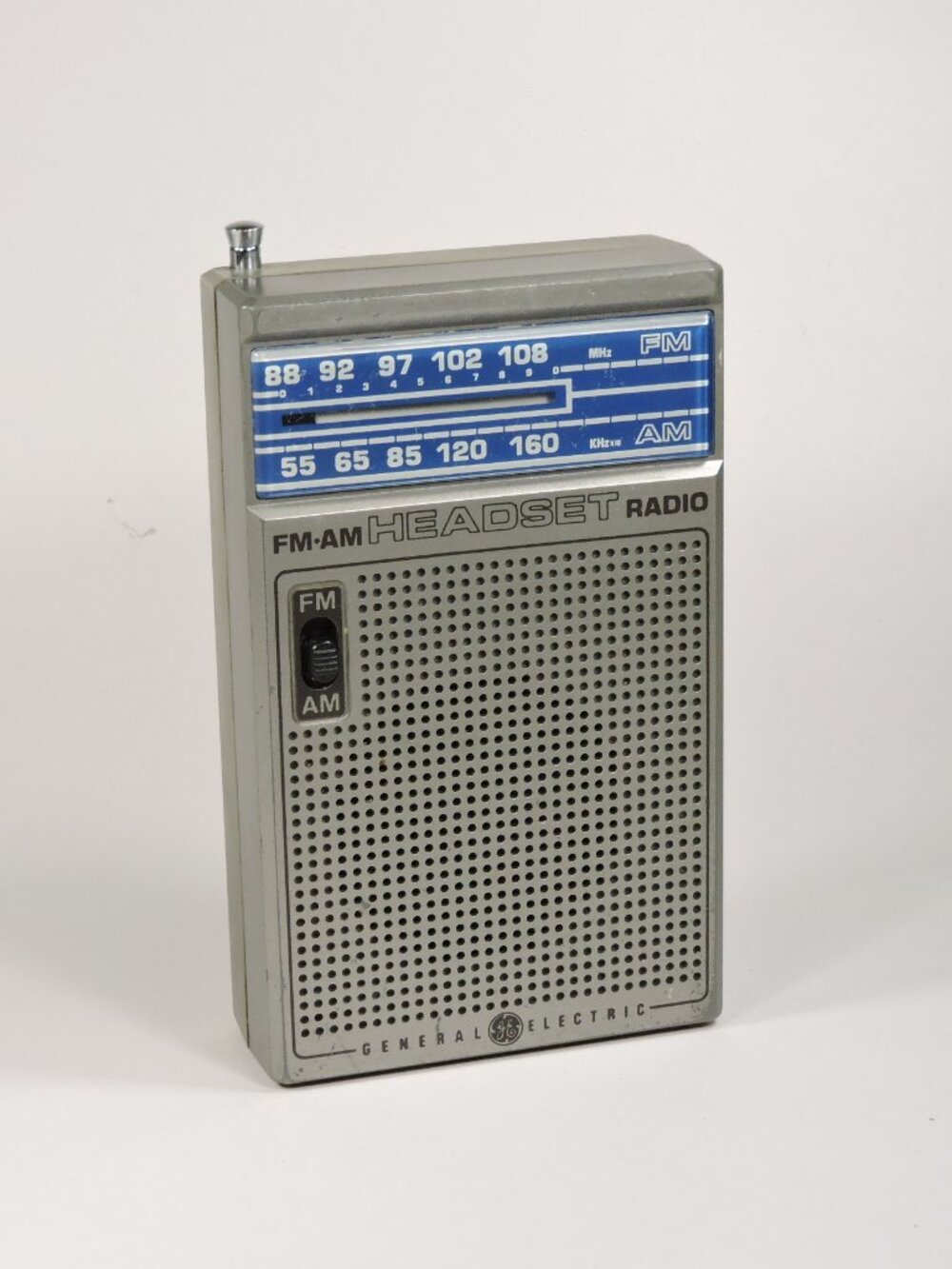 Vintage 1980's General Electric FM-AM  Transistor Radio - Working